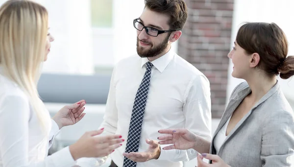 Gruppe von Geschäftsleuten spricht im Büro — Stockfoto