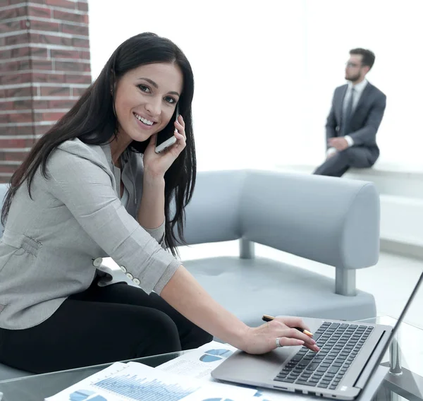 Assistentin an ihrem Arbeitsplatz. — Stockfoto