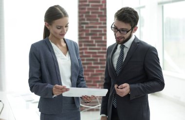 iş sorunlarını tartışmak için şirketin çalışanları