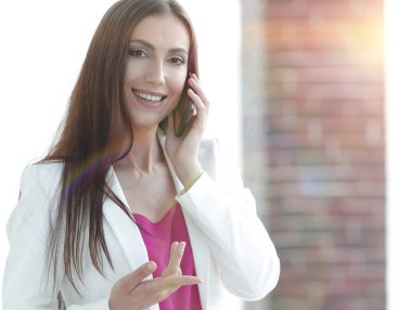 genç iş kadın smartphone üzerinde söz