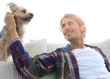 yakışıklı adam kanepede yakın katta oturan çay içiyor