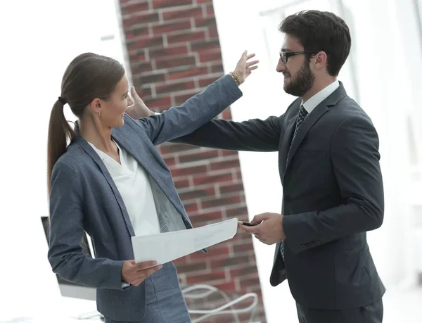 Colleghi comunicano tra loro — Foto Stock