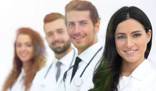 Женщина врач на фоне коллег — стоковое фото