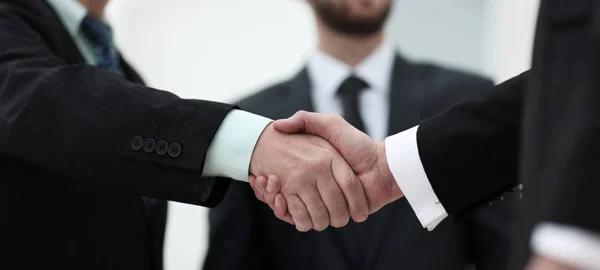 Vértes kézfogás bizonyított üzleti partnerek — Stock Fotó