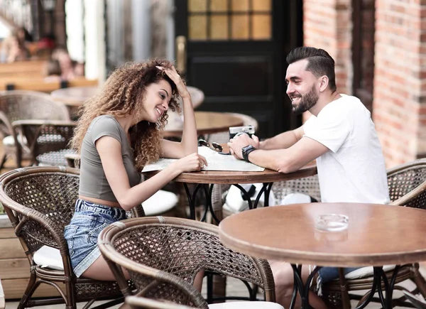 Красива любляча пара сидить у кафе, насолоджуючись кавою — стокове фото
