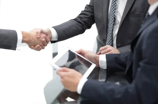 Dos hombres de negocios seguros estrechando la mano durante una reunión en el — Foto de Stock