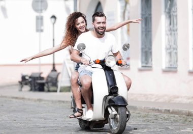 Cool adam ve güzel kız ifade ile scooter üzerinde sürme