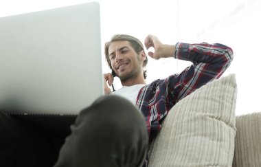 başarılı bir adam bir Smartphone-e doğru bahsediyoruz Close-Up