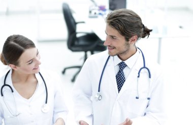 İki doktor hastane Resepsiyon alanında toplantısı