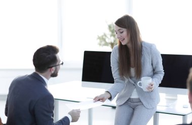 Çalışan Yöneticisi belge verir..