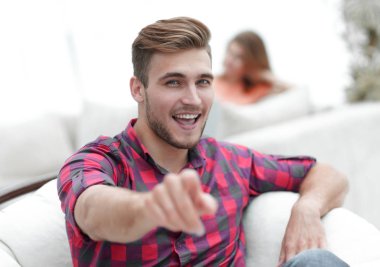 İleriye bakan mutlu genç adamın yakın çekimi.,