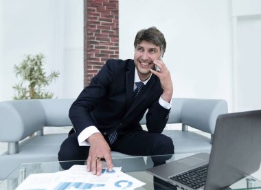 İş adamı, bir ortakla mali sorunları tartışıyor