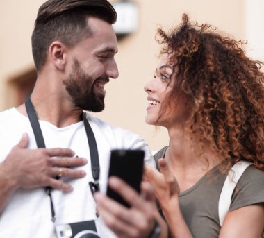 Seyahat sırasında şehirde duran çift..