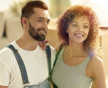 Mutlu çift arka plan üzerinde yeni bir daire.