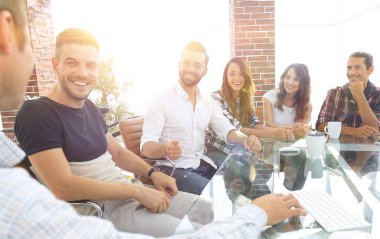 modern masa başında oturan iş takım.