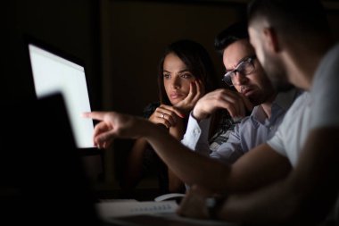 çalışanlar iş sorunları tartışıyor