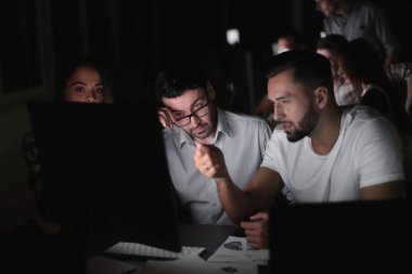 finansal veriler tartışırken çalışanlar