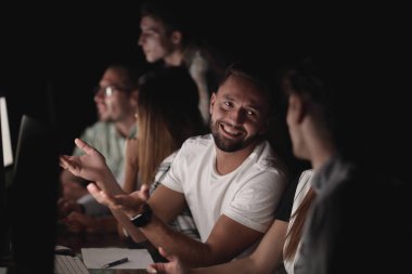 Akşamları çalışma yaratıcı iş grubu