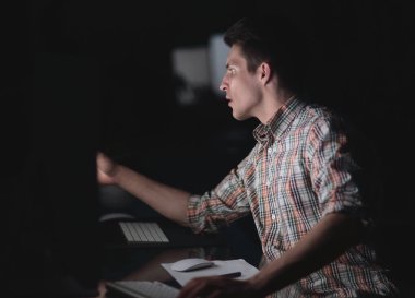 Geç saatlere kadar yorgun çalışan .