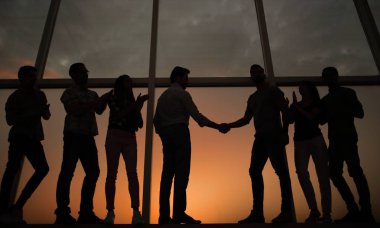 karşılıklı iş ortakları ofis pencere arka plan üzerinde