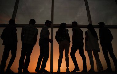 modern iş takım ayakta büyük bir pencere yakınında.