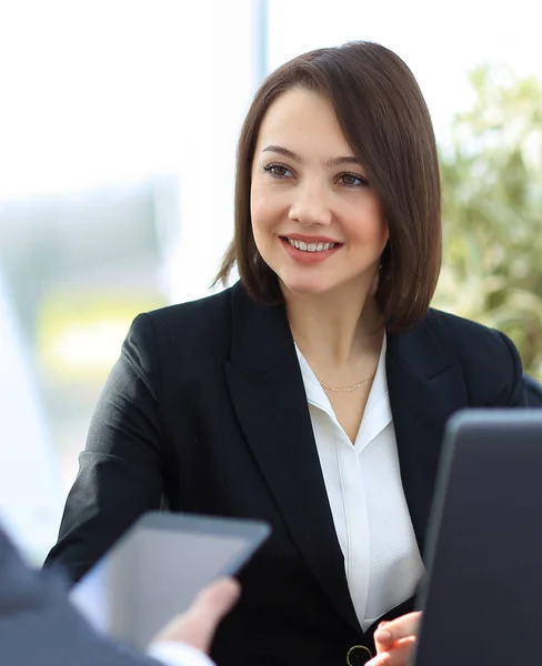 Geschäftsfrau sitzt an einem Schreibtisch im Büro. — Stockfoto