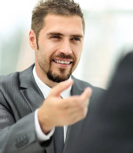 Primer plano. Hombre de negocios sonriente mirando a la pantalla del ordenador portátil . — Foto de Stock