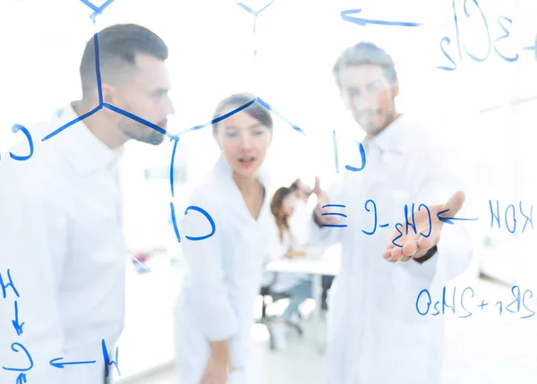 Groep laboratorium wetenschappers bespreken hun onderzoek in het laboratorium. — Stockfoto