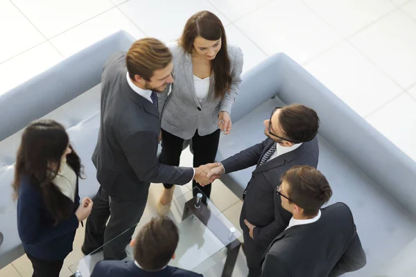 Pessoas, trabalho e conceito corporativo - reunião de equipe de negócios em de — Fotografia de Stock