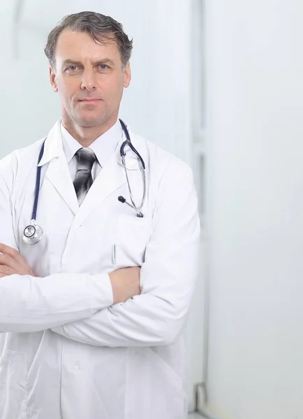 Confident adult doctor looking at the camera. — Stock Photo, Image