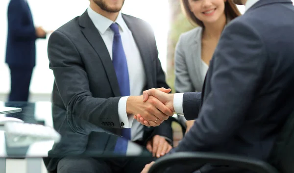 Hombre feliz la introducción de la mujer de negocios a los socios comerciales — Foto de Stock