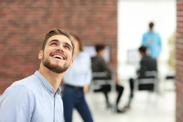 Porträtt av en stilig leende självsäker affärsman. — Stockfoto