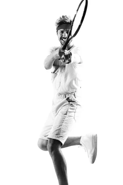 Красивый молодой спортсмен держит ракетку изолированной на белом — стоковое фото