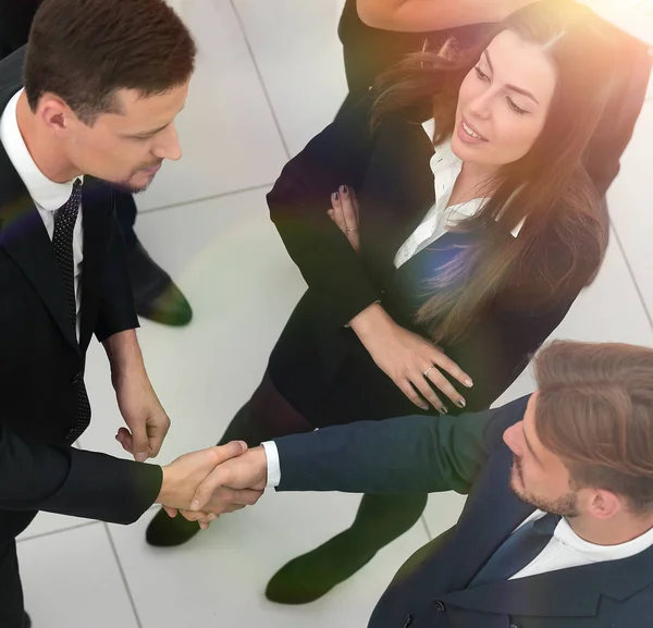 Handshake affärspartners före starten av verksamheten mig — Stockfoto