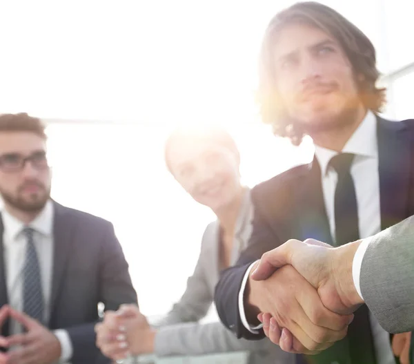 Фоновое изображение рукопожатия деловых партнеров — стоковое фото