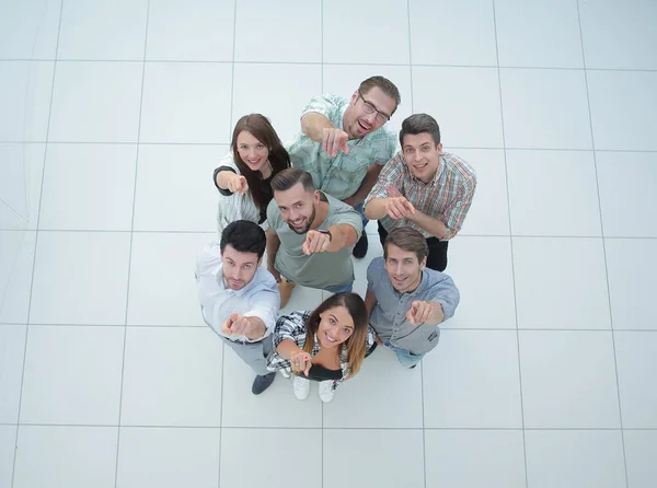 Top view.a grupo de jovens bem sucedidos apontando para você — Fotografia de Stock