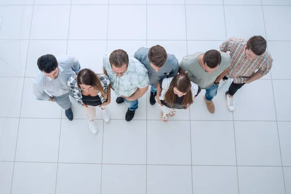 Top view.un groupe réussi de jeunes — Photo