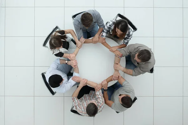 Vista superior.A equipe de negócios dá as mãos, formando um círculo — Fotografia de Stock