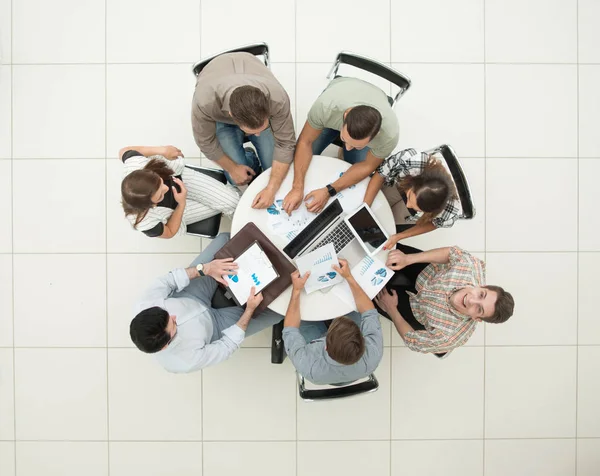 Top view.business equipe analisando documentos financeiros . — Fotografia de Stock