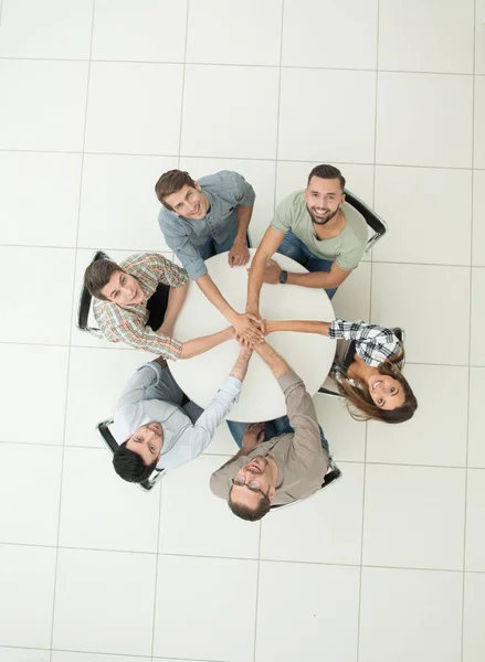 Вид зверху. Усміхнена бізнес команда показує свою єдність — стокове фото