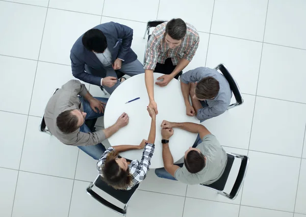 Top view.creative grupo empresarial sentado en la mesa redonda — Foto de Stock