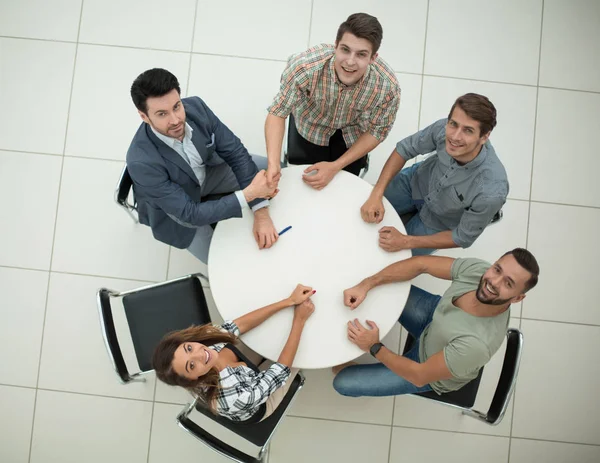 Top view.creative grup bisnis duduk di tabel bundar — Stok Foto