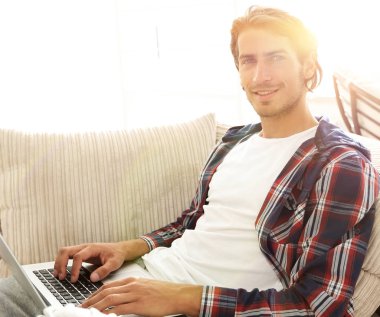 dizüstü bilgisayar ile ciddi genç adam.