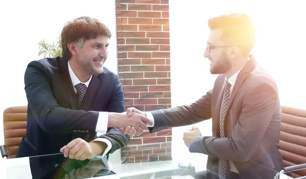 Parceiros de negócios apertam a mão depois de discutir o contrato — Fotografia de Stock