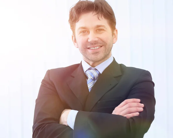 Retrato de feliz sorridente jovem empresário — Fotografia de Stock