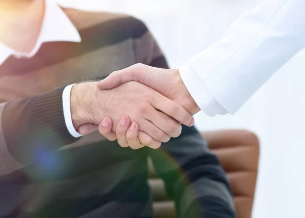 Handslag mellan kollegor på arbetsplatsen — Stockfoto