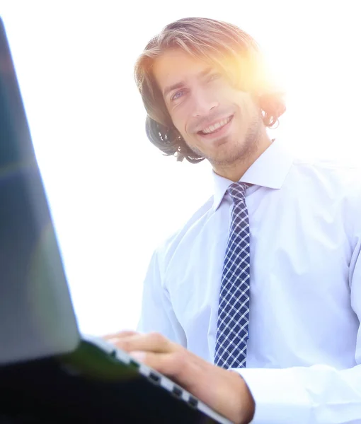 Primo piano. Un dipendente di successo che lavora con un computer portatile — Foto Stock