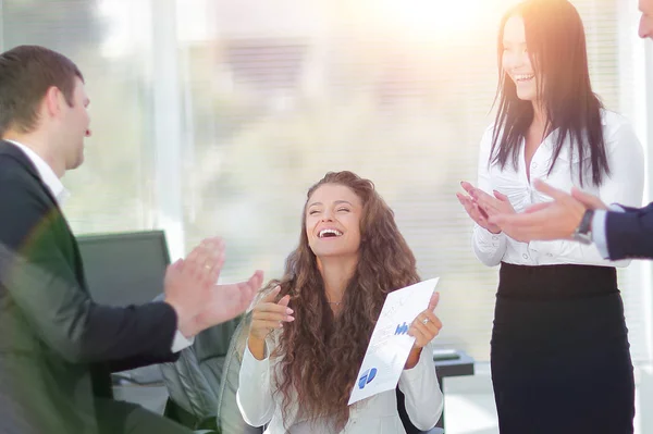 Team di lavoro applaudendo i loro risultati — Foto Stock