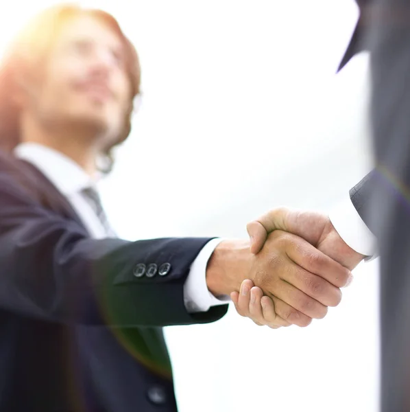 Zwei Geschäftsleute schütteln einander zur Begrüßung die Hand — Stockfoto