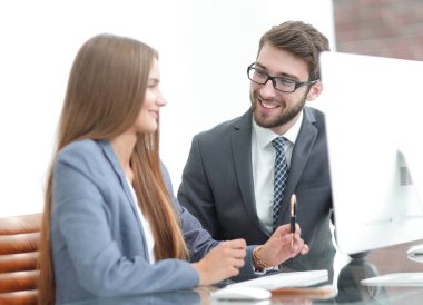 bir bilgisayardaki bilgilere tartışırken iş arkadaşları